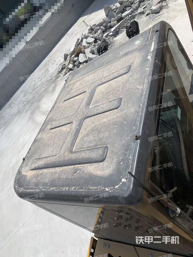 駕駛室頂部(整機(jī)外觀) 駕駛室頂部(整機(jī)外觀)
