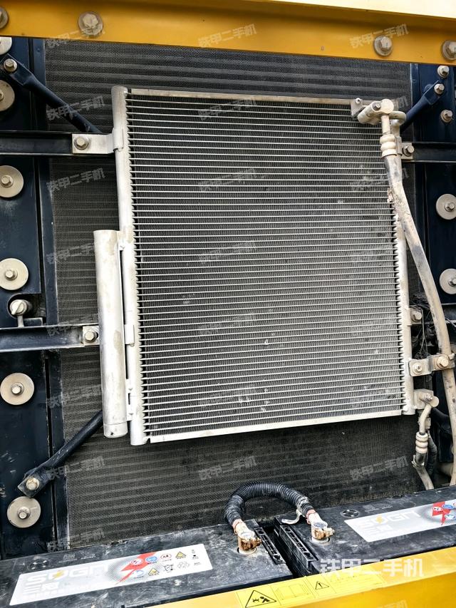 散熱器正面(大件艙室) 散熱器正面(大件艙室)