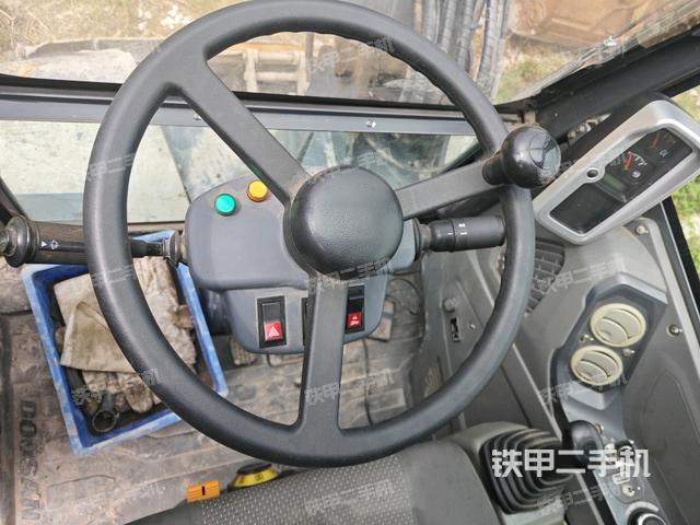 行走控制手柄和踏板 俯拍（驾驶室部分）