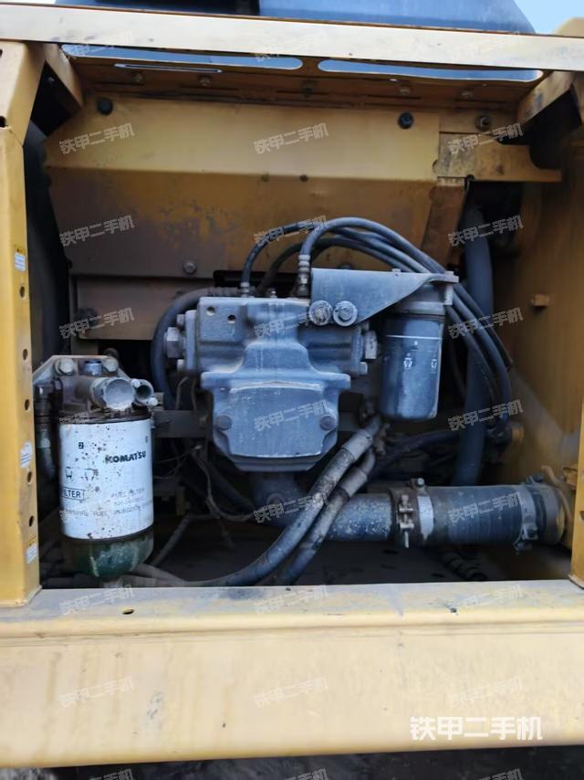 液壓泵艙室正面整體(整機外觀) 液壓泵艙室正面整體(整機外觀)