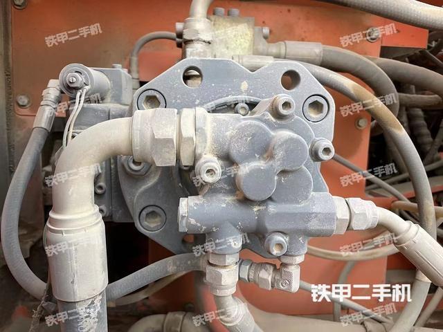 液压泵舱室正面整体(整机外观) 液压泵舱室正面整体(整机外观)