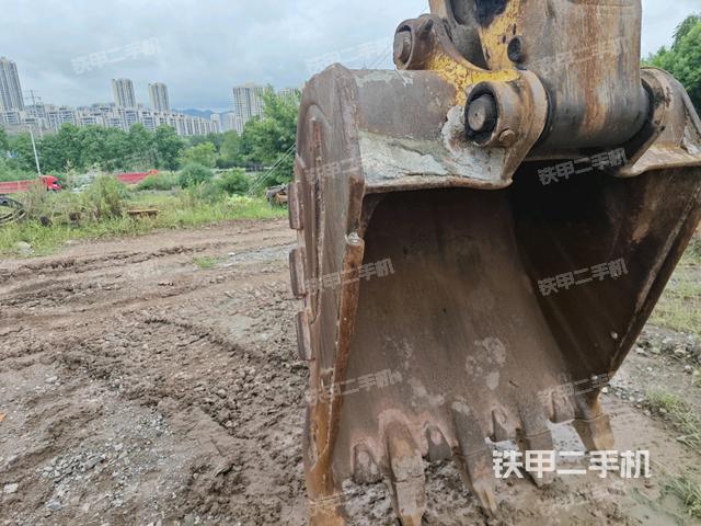 鏟斗右后整體(工作和回轉(zhuǎn)裝置) 鏟斗右后整體(工作和回轉(zhuǎn)裝置)
