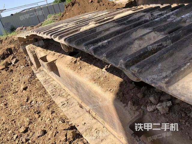 單側(cè)履帶整體(整機外觀) 單側(cè)履帶整體(整機外觀)