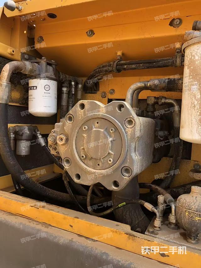 液压泵舱室正面整体(整机外观) 液压泵舱室正面整体(整机外观)