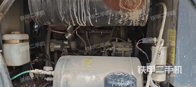 液压泵舱室正面整体(整机外观) 液压泵舱室正面整体(整机外观)