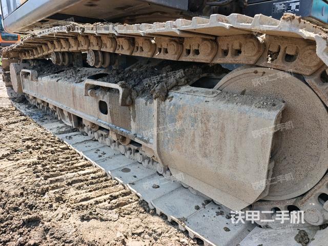 單側(cè)履帶整體(整機(jī)外觀) 單側(cè)履帶整體(整機(jī)外觀)
