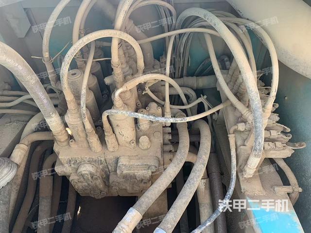 回轉(zhuǎn)馬達(dá)和主控閥(整機(jī)外觀) 回轉(zhuǎn)馬達(dá)和主控閥(整機(jī)外觀)