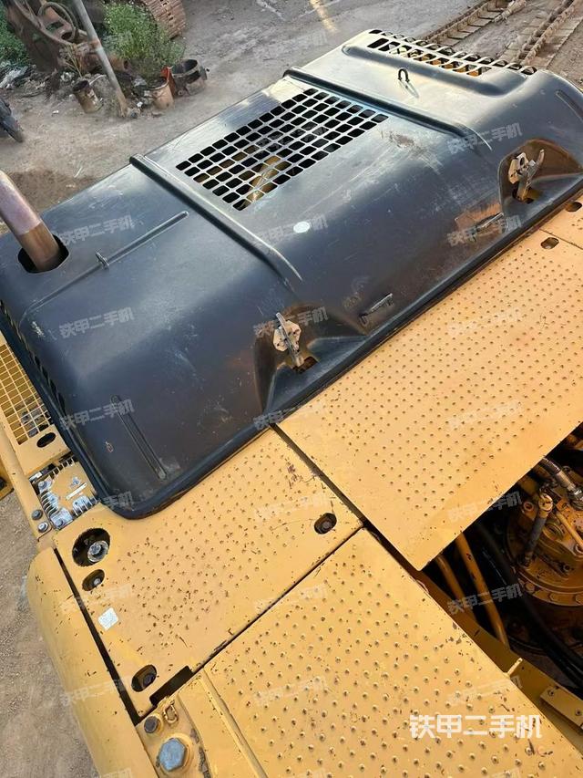 駕駛室整體(整機(jī)外觀) 駕駛室整體(整機(jī)外觀)