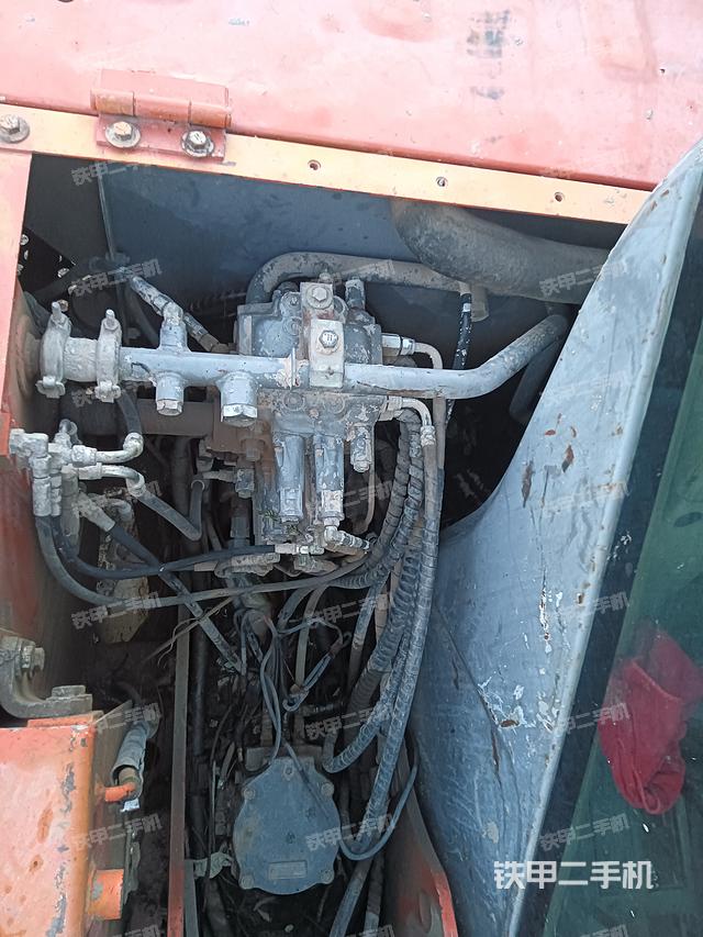 回转马达和主控阀（整机外观）