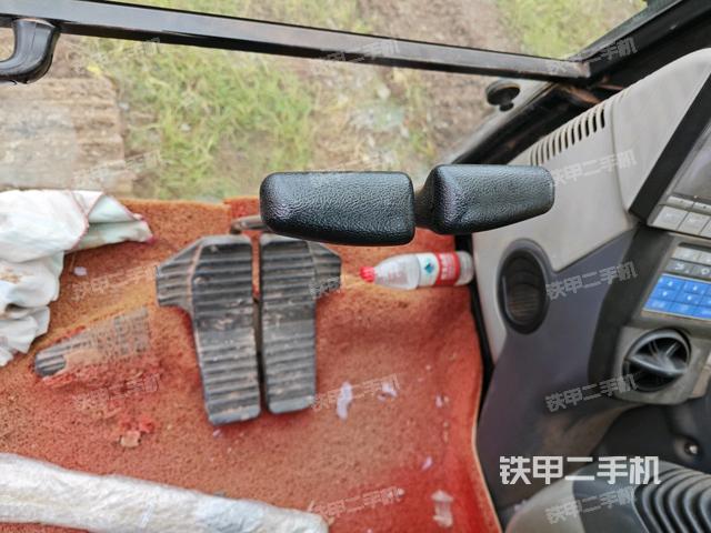 行走控制手柄和踏板?俯拍(駕駛室部分) 行走控制手柄和踏板?俯拍(駕駛室部分)
