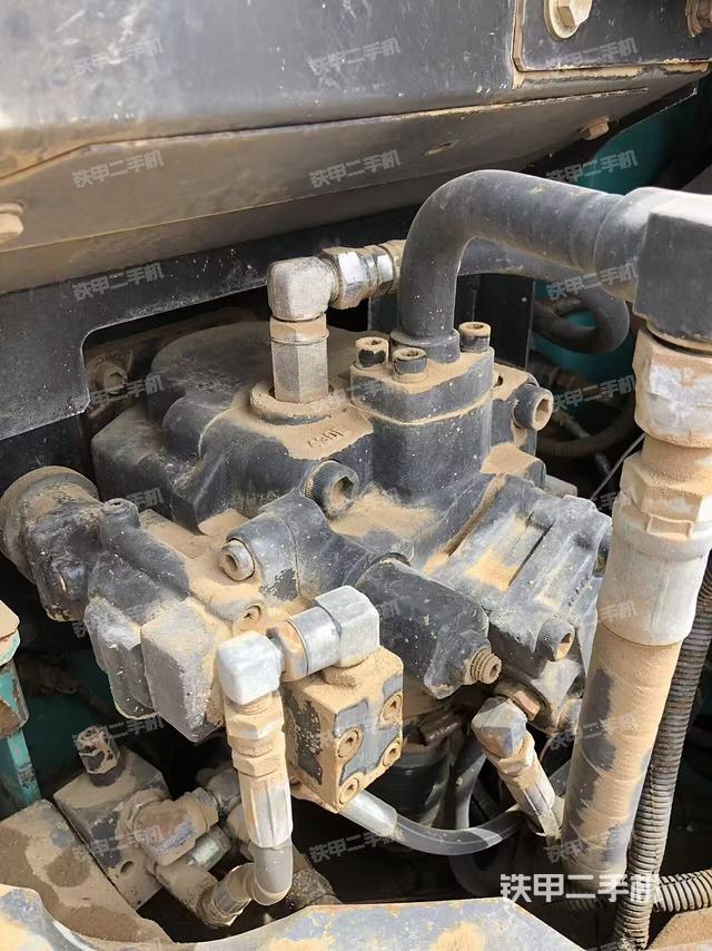 液壓泵艙室正面整體(整機(jī)外觀) 液壓泵艙室正面整體(整機(jī)外觀)