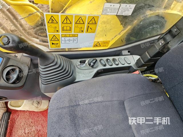 座椅右側(cè)控制臺/鑰匙門/油門/含右手柄(駕駛室部分) 座椅右側(cè)控制臺/鑰匙門/油門/含右手柄(駕駛室部分)