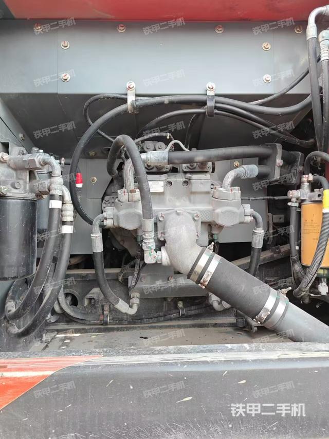 液壓泵艙室正面整體(整機外觀) 液壓泵艙室正面整體(整機外觀)