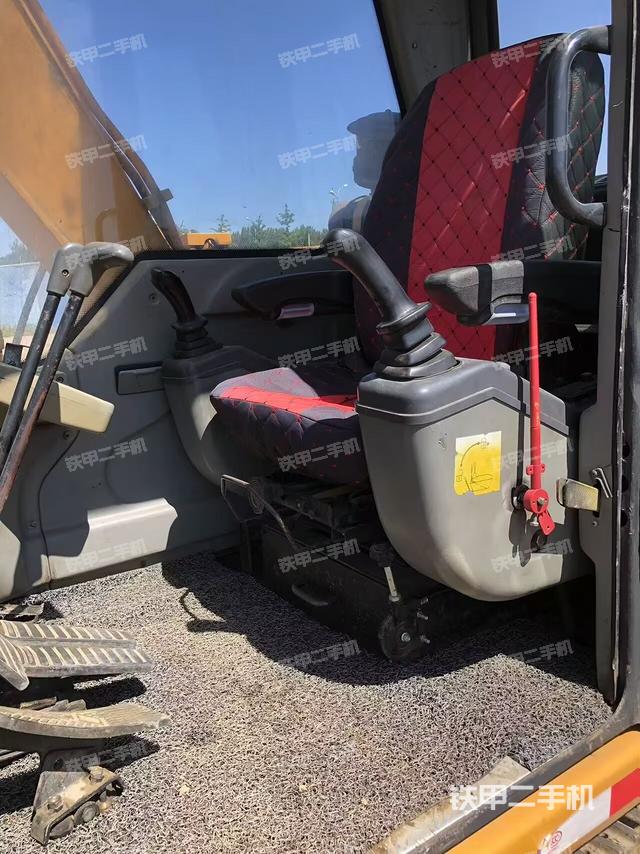 駕駛室整體(整機(jī)外觀) 駕駛室整體(整機(jī)外觀)