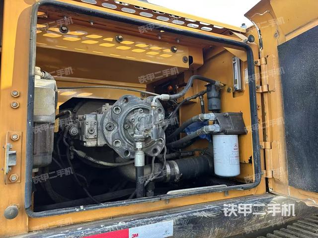 液壓泵艙室正面整體(整機(jī)外觀) 液壓泵艙室正面整體(整機(jī)外觀)