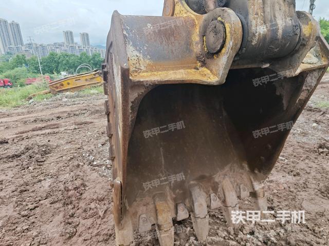 鏟斗右后整體(工作和回轉(zhuǎn)裝置) 鏟斗右后整體(工作和回轉(zhuǎn)裝置)