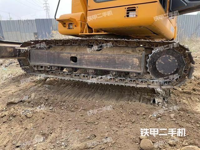 單側(cè)履帶整體(整機(jī)外觀) 單側(cè)履帶整體(整機(jī)外觀)