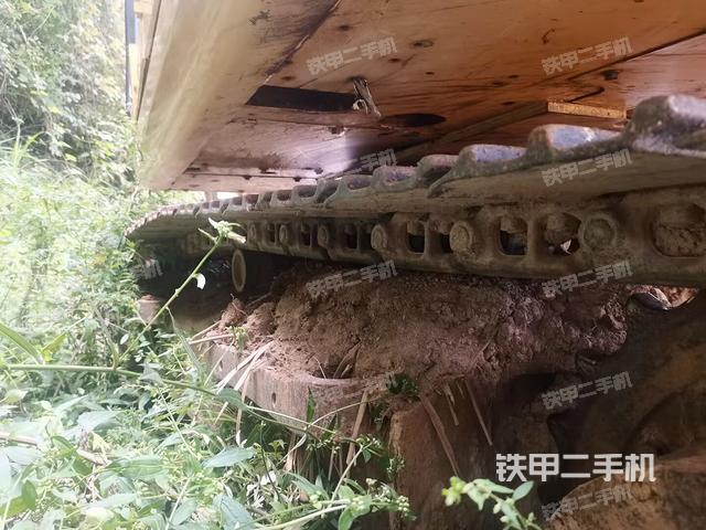 單側(cè)履帶整體(整機(jī)外觀) 單側(cè)履帶整體(整機(jī)外觀)