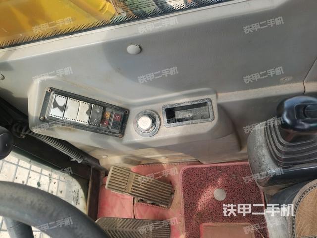 座椅右侧控制台/钥匙门/油门/含右手柄(驾驶室部分) 座椅右侧控制台/钥匙门/油门/含右手柄(驾驶室部分)