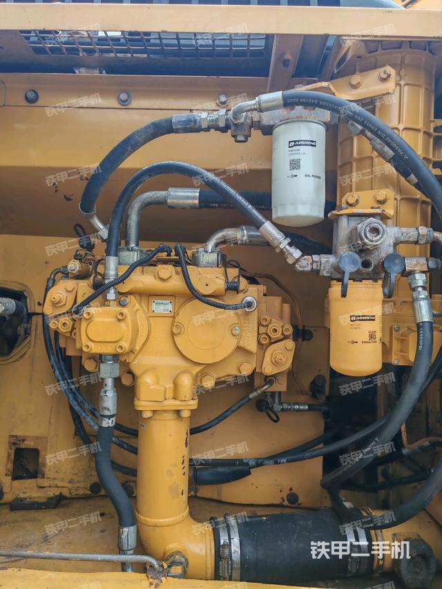 液壓泵艙室正面整體(整機(jī)外觀) 液壓泵艙室正面整體(整機(jī)外觀)