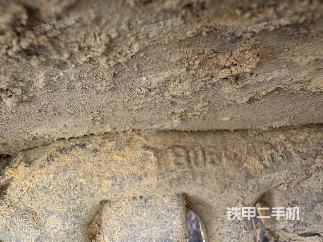 單側(cè)履帶整體(整機外觀) 單側(cè)履帶整體(整機外觀)