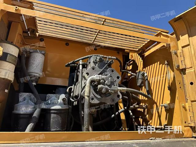 液壓泵艙室正面整體(整機(jī)外觀) 液壓泵艙室正面整體(整機(jī)外觀)