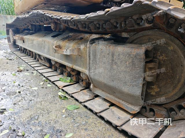 單側(cè)履帶整體(整機(jī)外觀) 單側(cè)履帶整體(整機(jī)外觀)