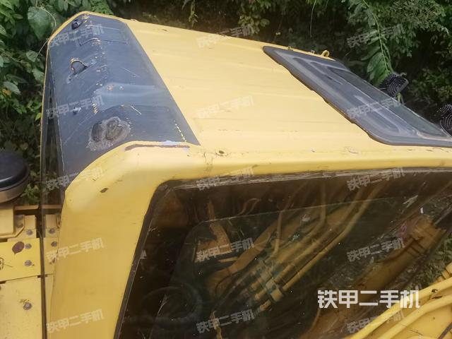 駕駛室頂部(整機(jī)外觀) 駕駛室頂部(整機(jī)外觀)