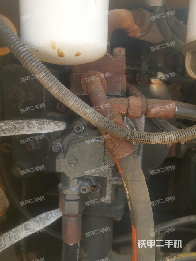 液压泵舱室正面整体（整机外观）