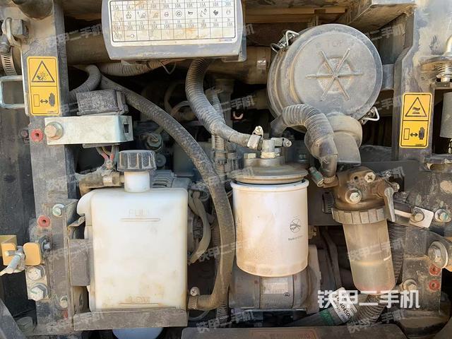 液壓泵艙室正面整體(整機外觀) 液壓泵艙室正面整體(整機外觀)