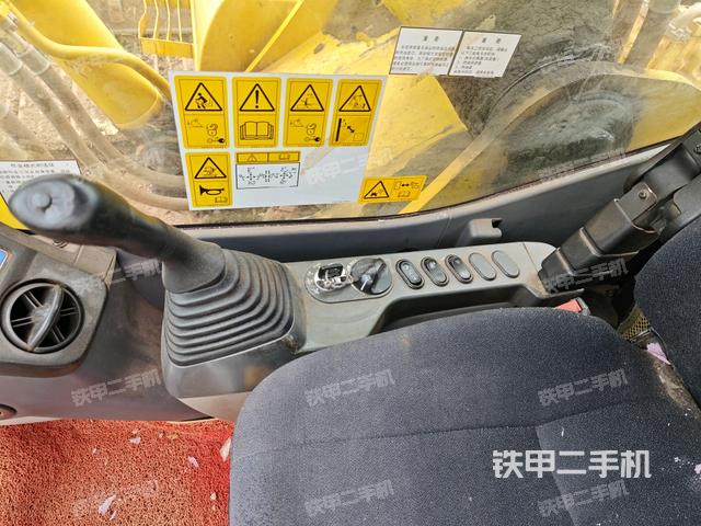 座椅右側(cè)控制臺/鑰匙門/油門/含右手柄(駕駛室部分) 座椅右側(cè)控制臺/鑰匙門/油門/含右手柄(駕駛室部分)