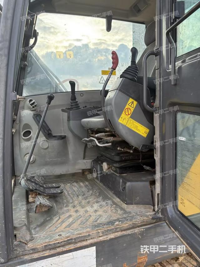 駕駛室整體（整機外觀）