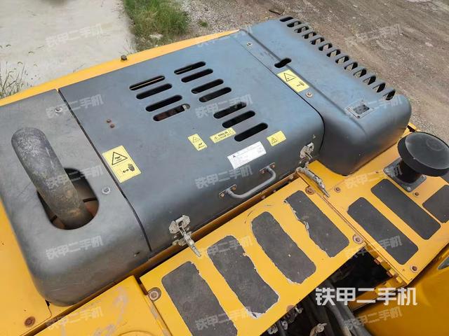 駕駛室頂部(整機(jī)外觀) 駕駛室頂部(整機(jī)外觀)