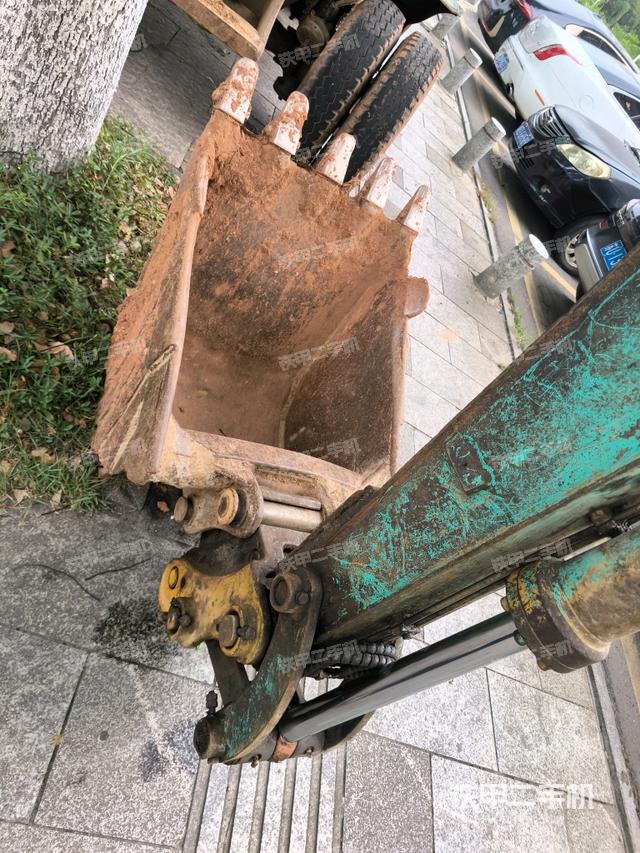 转盘和下车架正前(工作和回转装置) 转盘和下车架正前(工作和回转装置)