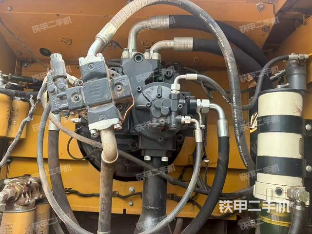 液壓泵艙室正面整體(整機(jī)外觀) 液壓泵艙室正面整體(整機(jī)外觀)