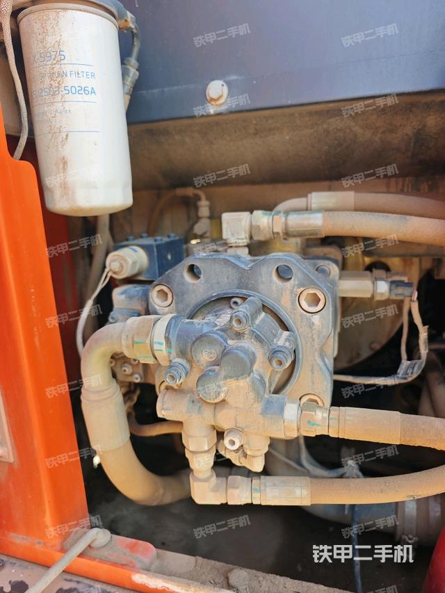 液壓泵艙室正面整體(整機(jī)外觀) 液壓泵艙室正面整體(整機(jī)外觀)