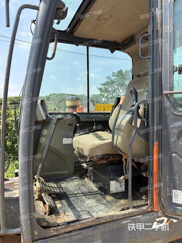 駕駛室整體（整機(jī)外觀）