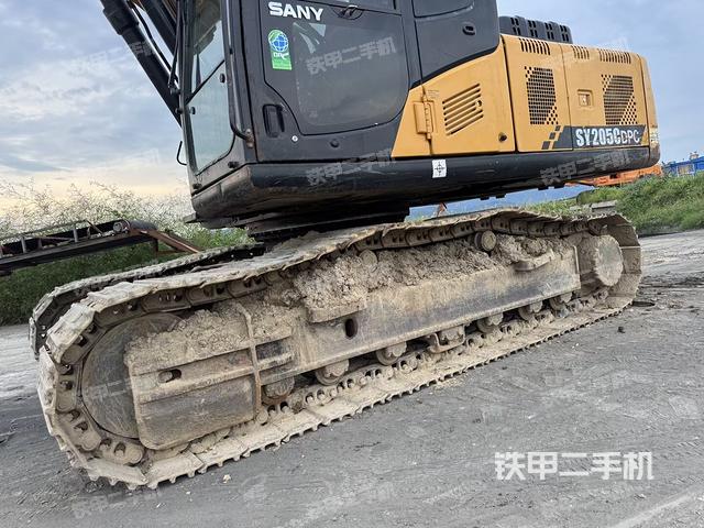 單側(cè)履帶整體(整機(jī)外觀) 單側(cè)履帶整體(整機(jī)外觀)