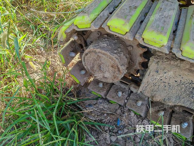 單側(cè)履帶整體(整機(jī)外觀) 單側(cè)履帶整體(整機(jī)外觀)