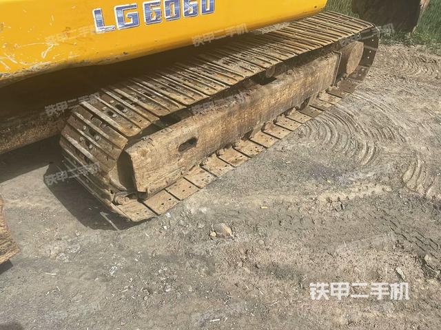 單側(cè)履帶整體(整機(jī)外觀) 單側(cè)履帶整體(整機(jī)外觀)