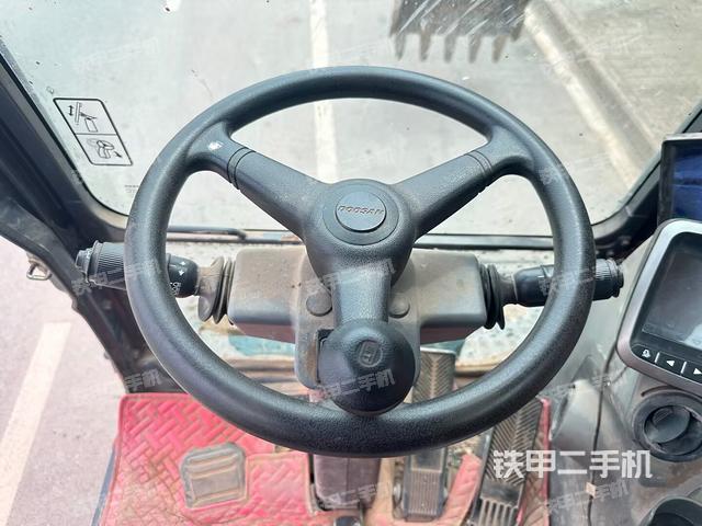 行走控制手柄和踏板 俯拍(驾驶室部分) 行走控制手柄和踏板 俯拍(驾驶室部分)