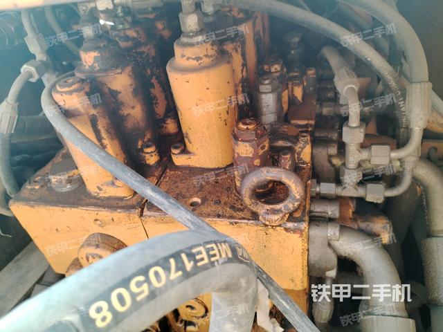回轉(zhuǎn)馬達(dá)和主控閥(整機(jī)外觀(guān)) 回轉(zhuǎn)馬達(dá)和主控閥(整機(jī)外觀(guān))