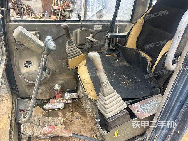 駕駛室整體(整機(jī)外觀) 駕駛室整體(整機(jī)外觀)