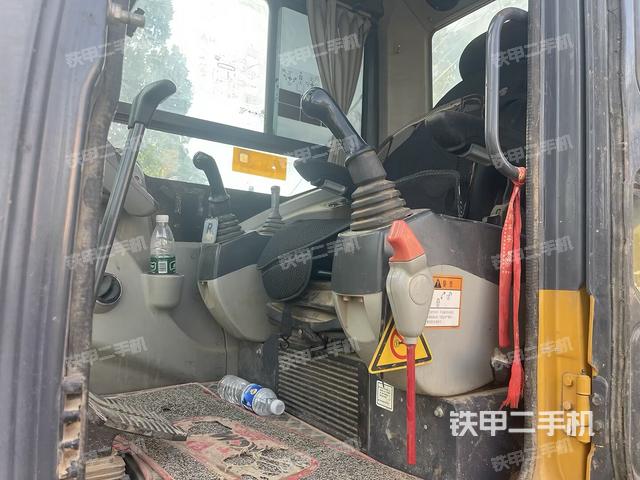 駕駛室整體(整機外觀) 駕駛室整體(整機外觀)