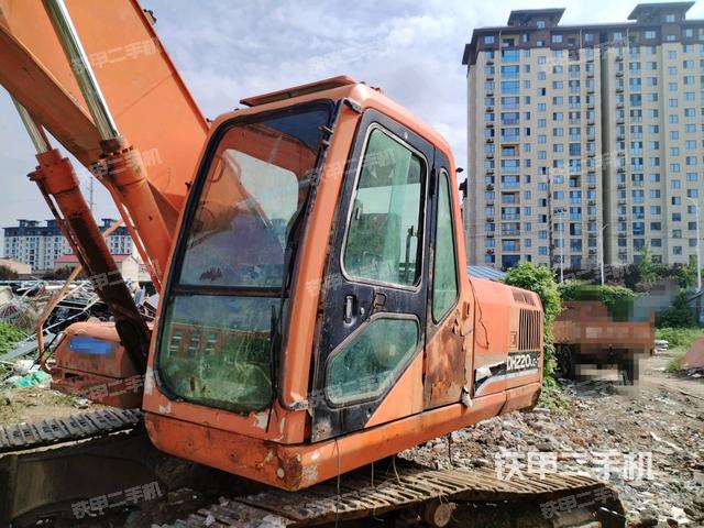 驾驶室整体(整机外观) 驾驶室整体(整机外观)