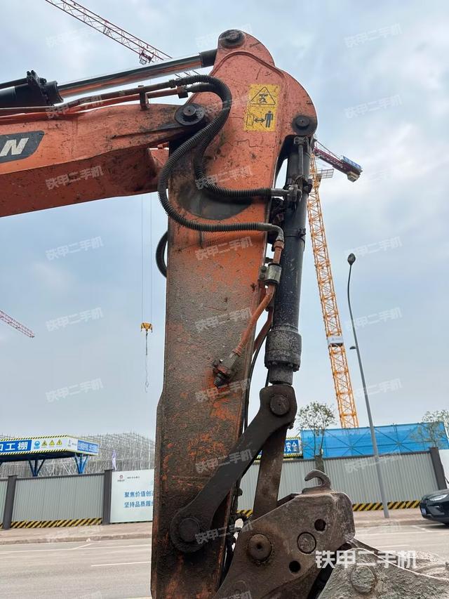 小臂整体右前(工作和回转装置) 小臂整体右前(工作和回转装置)