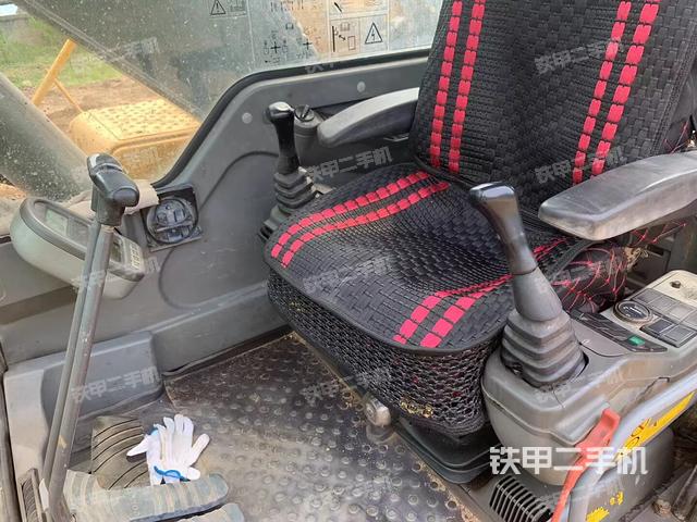駕駛室整體(整機(jī)外觀) 駕駛室整體(整機(jī)外觀)
