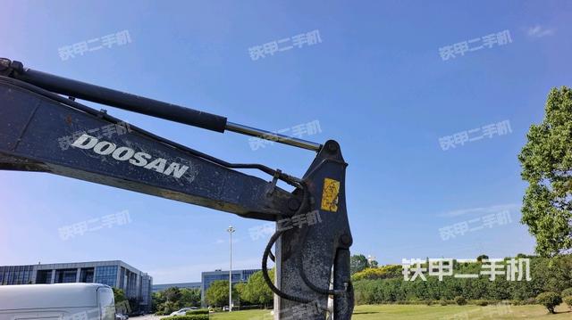 小臂整体左后(工作和回转装置) 小臂整体左后(工作和回转装置)