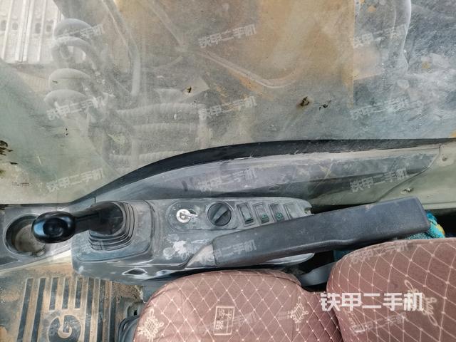 座椅右側(cè)控制臺(tái)/鑰匙門(mén)/油門(mén)/含右手柄(駕駛室部分) 座椅右側(cè)控制臺(tái)/鑰匙門(mén)/油門(mén)/含右手柄(駕駛室部分)