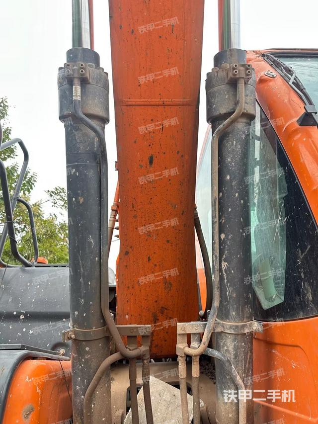 大臂油缸整体 竖拍(工作和回转装置) 大臂油缸整体 竖拍(工作和回转装置)